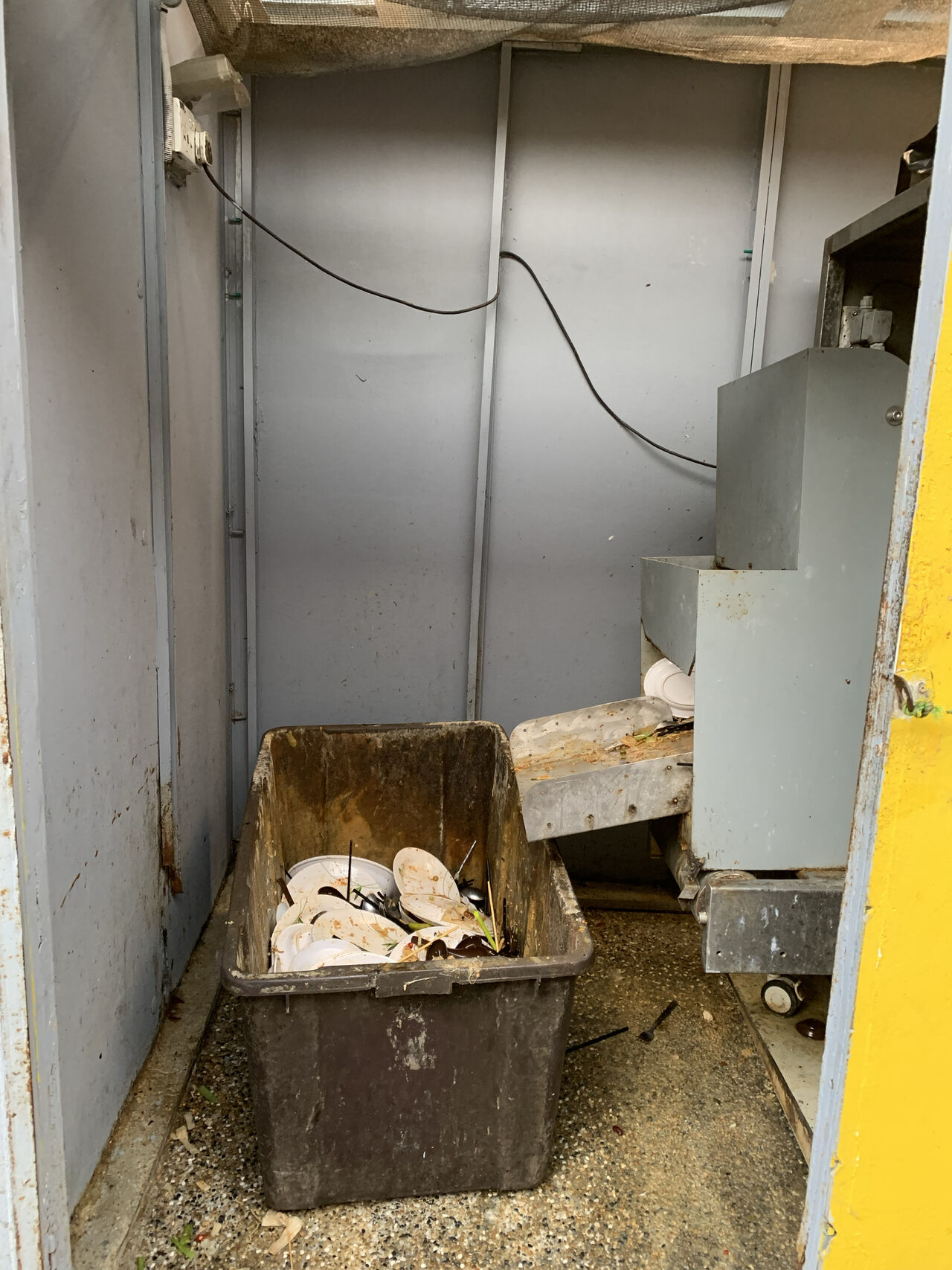 “Automated” Tray Return in Hawker Centres More LowTech Than Army Cookhouse KUANYEWISM